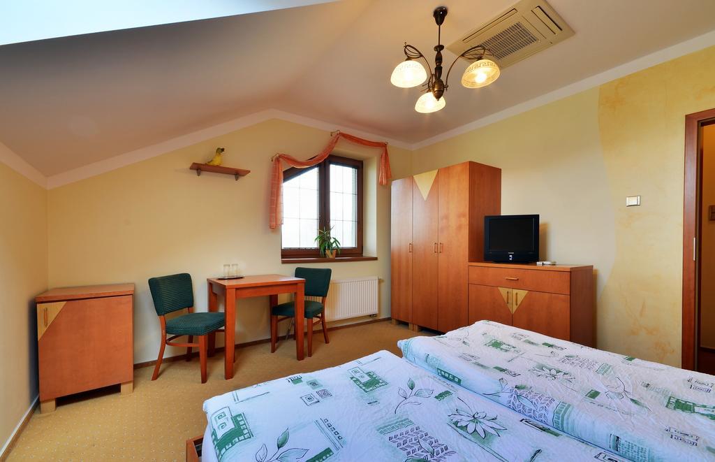 Restaurace A Penzion Kamenec Jilešovice Habitación foto