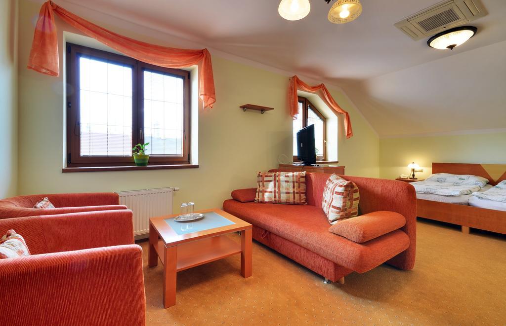 Restaurace A Penzion Kamenec Jilešovice Habitación foto